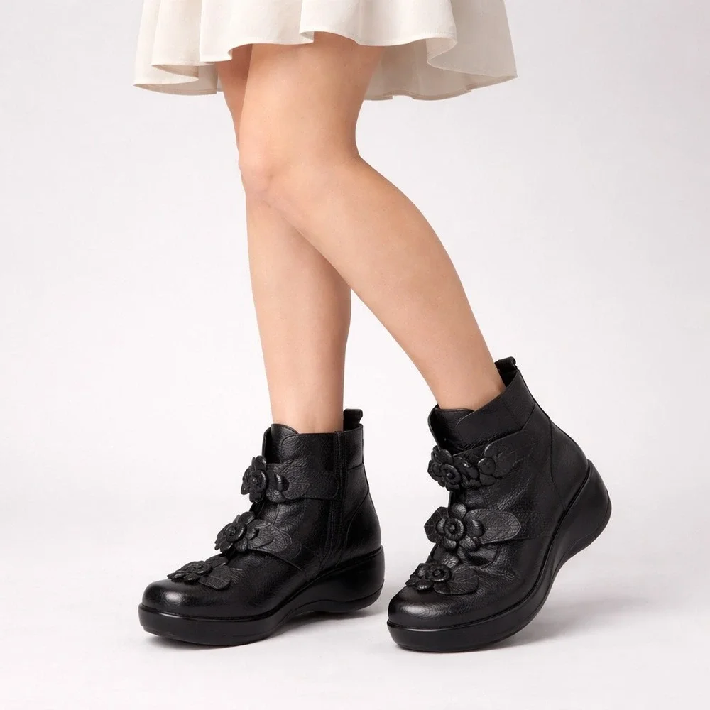 Black Chunky Platform Ankle Shoes, Euro Sz 40, Flower Applique‎ Straps No Brand